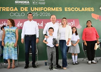 Gobernador Durazo garantiza entrega de uniformes gratuitos a todos los estudiantes antes de iniciar próximo ciclo.