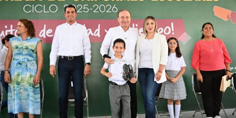 Gobernador Durazo garantiza entrega de uniformes gratuitos a todos los estudiantes antes de iniciar próximo ciclo.