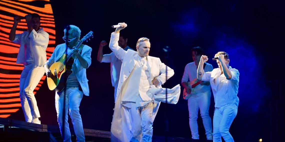 Se rinden 40 mil asistentes ante Miguel Bosé en Foro Rosales de Fiestas del Pitic.