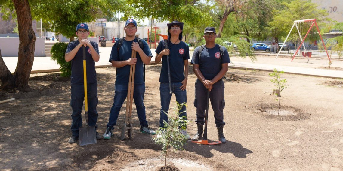 Suman esfuerzos Bomberos de Hermosillo y familias para el rescate de espacios públicos de la ciudad.