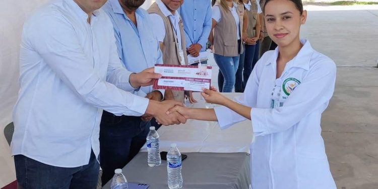Entrega Gobierno de Sonora más de 500 becas al alumnado de la UTEtchojoa.