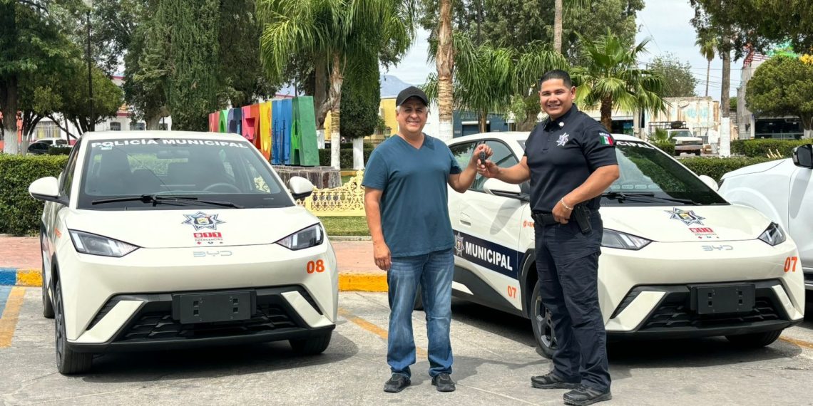 Alcalde panista de Moctezuma renuncia a sueldo y compra patrullas eléctricas, paneles solares y rehabilita Casa de la Cultura.