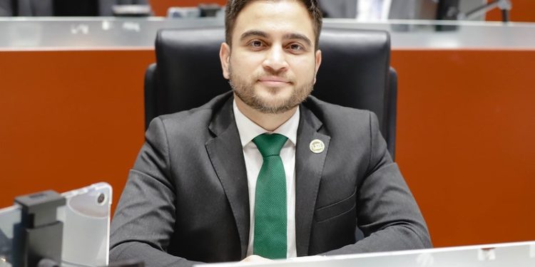 Diputado René García impulsa servicios de salud psicológica para menores sonorenses.