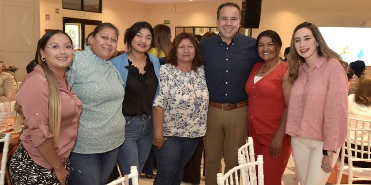 Reconocen Toño Astiazarán y Patty Ruibal labor de servidoras públicas para la ciudadanía.