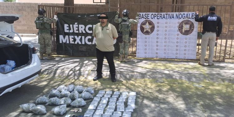 Capturan en Nogales a sujeto con vehículo robado, droga y dinero en efectivo.