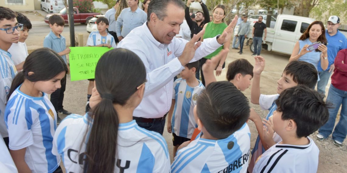 Beneficia Antonio Astiazarán a deportistas de Los Ángeles con cancha nueva.