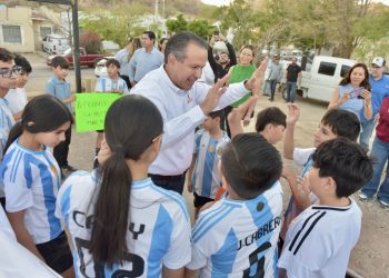 Beneficia Antonio Astiazarán a deportistas de Los Ángeles con cancha nueva.