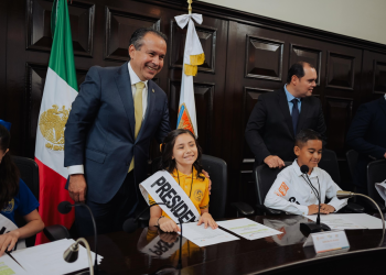 Felicita Toño Astiazarán a niñas y niños del 38 Cabildo Infantil de Hermosillo.