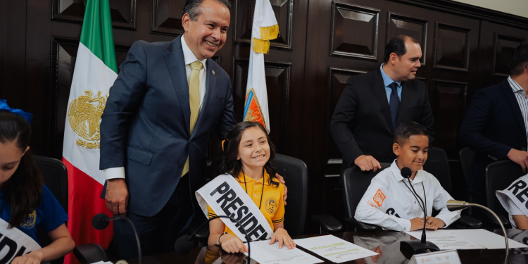 Felicita Toño Astiazarán a niñas y niños del 38 Cabildo Infantil de Hermosillo.