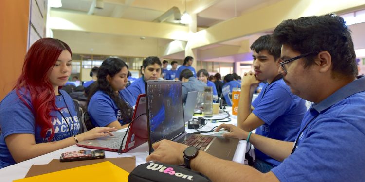 Trabajan participantes de Smart City Hackathon 2025 en proyectos favor del cuidado del medio ambiente.
