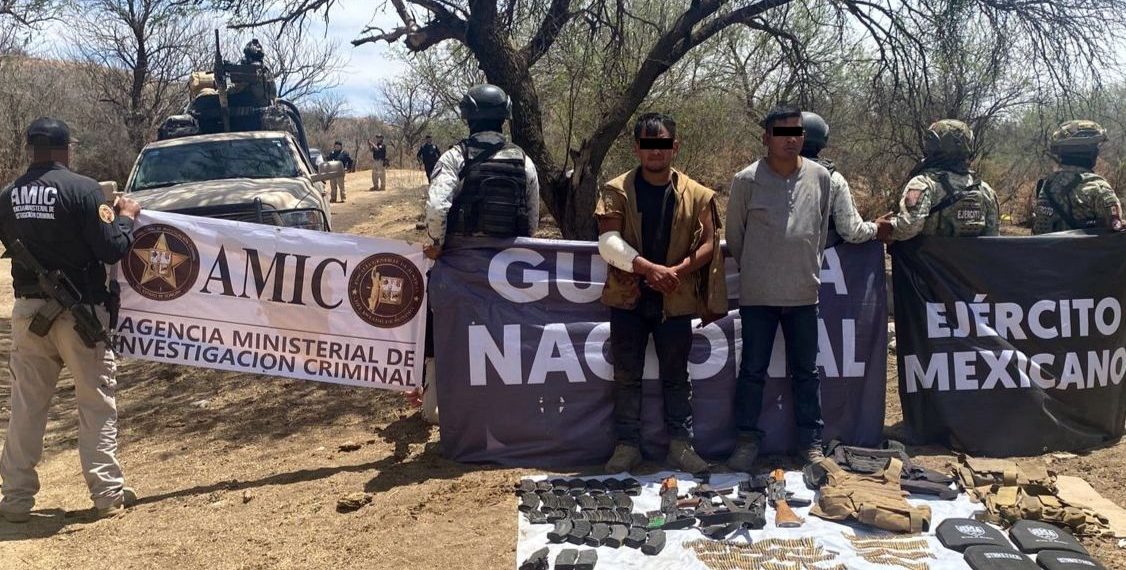 Capturan a dos sujetos con armamento, cartuchos, ropa táctica y un vehículo en Sáric.