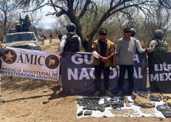 Capturan a dos sujetos con armamento, cartuchos, ropa táctica y un vehículo en Sáric.