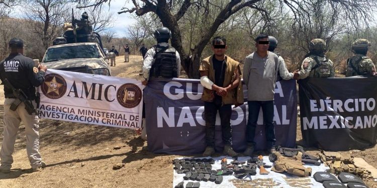 Capturan a dos sujetos con armamento, cartuchos, ropa táctica y un vehículo en Sáric.