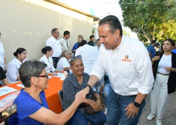Atiende Toño Astiazarán a vecinos de la Solidaridad.