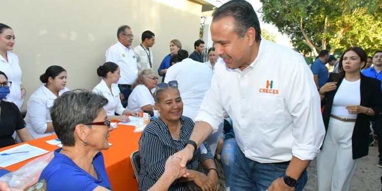 Atiende Toño Astiazarán a vecinos de la Solidaridad.