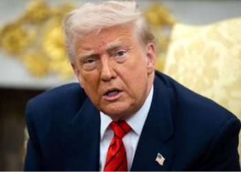 Trump amenaza a indocumentados con enviarlos a la cárcel, embargar salarios y confiscar bienes; firma decreto de “autodeportación”.