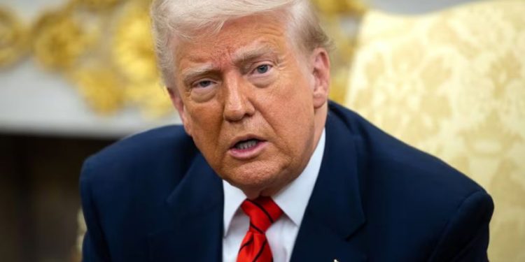 Trump amenaza a indocumentados con enviarlos a la cárcel, embargar salarios y confiscar bienes; firma decreto de “autodeportación”.