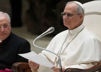 Papa León XIV pide liberación de periodistas encarcelados y defiende libertad de expresión.