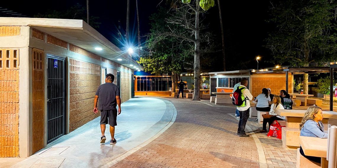 Disfrutan Hermosillenses la renovación del Jardín Juárez con nuevas áreas para convivir.