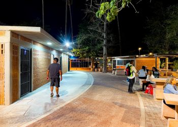 Disfrutan Hermosillenses la renovación del Jardín Juárez con nuevas áreas para convivir.