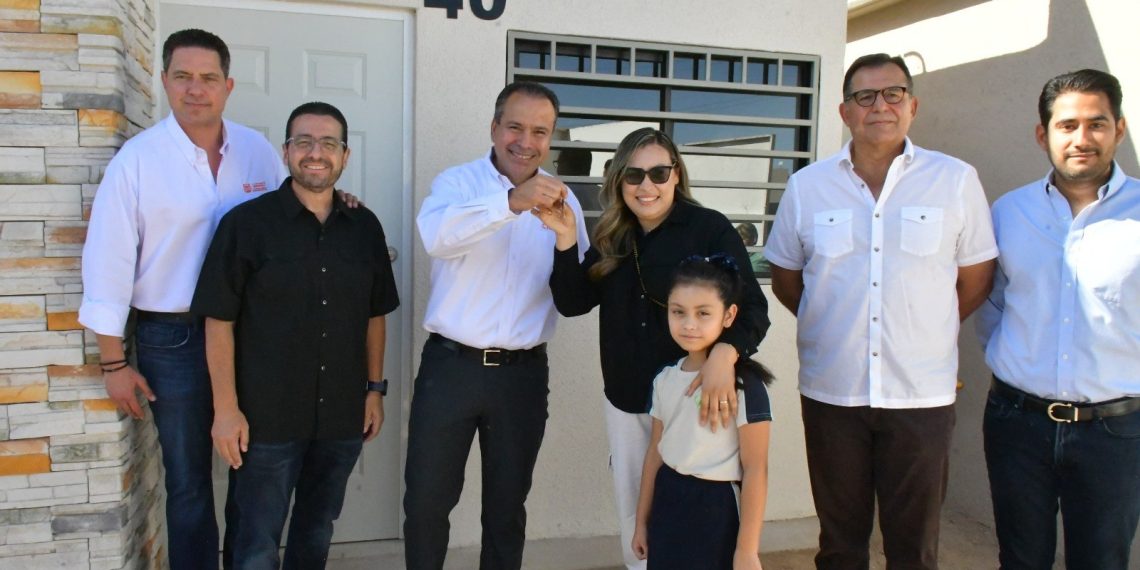 Entrega Toño Astiazarán las primeras tres viviendas de Sello H que cuentan con paneles solares.