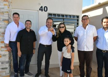 Entrega Toño Astiazarán las primeras tres viviendas de Sello H que cuentan con paneles solares.