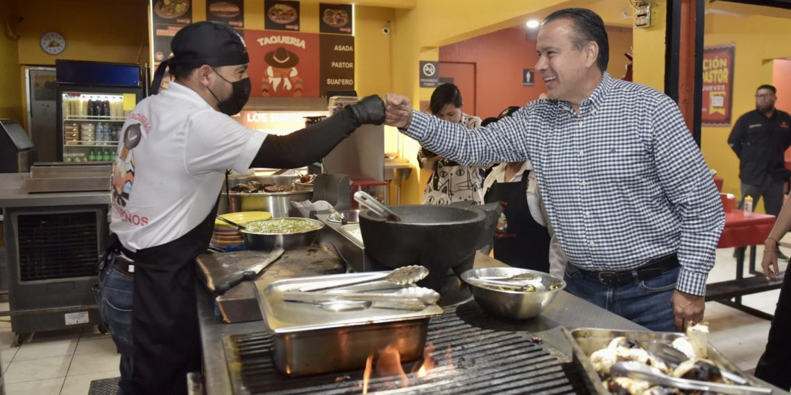Reconoce Toño Astiazarán con distintivo a ganadores de mejor taco al pastor de Taco Fest.