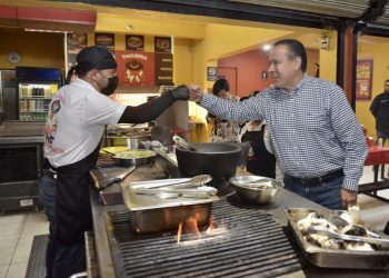 Reconoce Toño Astiazarán con distintivo a ganadores de mejor taco al pastor de Taco Fest.