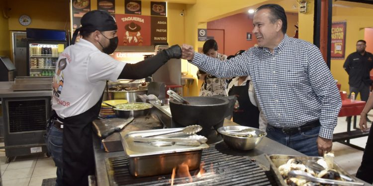 Reconoce Toño Astiazarán con distintivo a ganadores de mejor taco al pastor de Taco Fest.