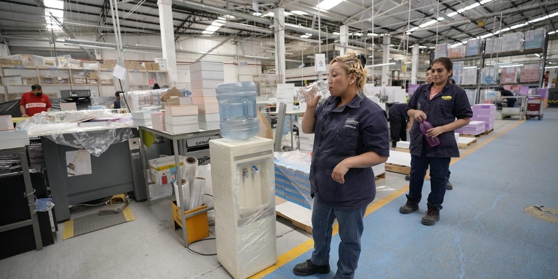 IMSS advierte sobre riesgos del calor extremo en talleres y áreas laborales cerrados con altas temperaturas.