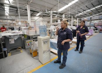 IMSS advierte sobre riesgos del calor extremo en talleres y áreas laborales cerrados con altas temperaturas.