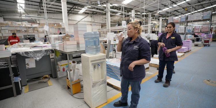 IMSS advierte sobre riesgos del calor extremo en talleres y áreas laborales cerrados con altas temperaturas.