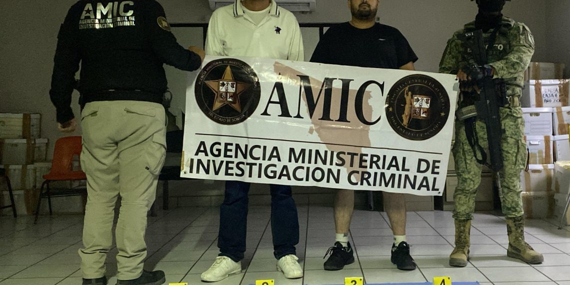 FGJES captura a dos sujetos en cateo positivo en Sonoyta; asegura droga y cartuchos.