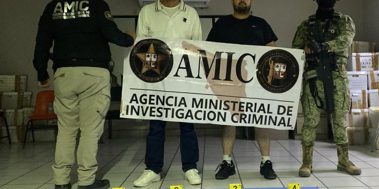 FGJES captura a dos sujetos en cateo positivo en Sonoyta; asegura droga y cartuchos.