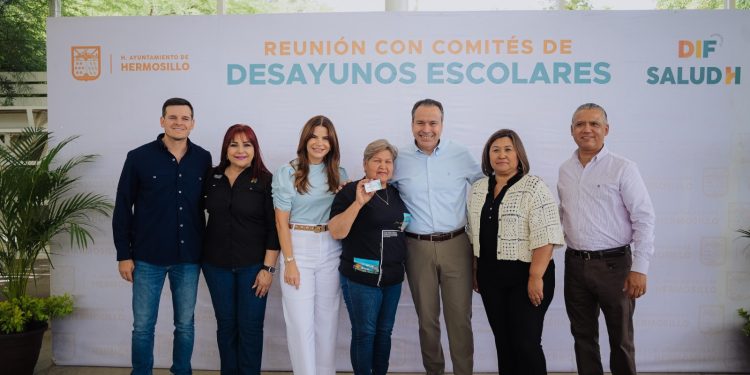 Anuncia Toño Astiazarán junto a Patty Ruibal clínica CRECES En Salud en la Café Combate.