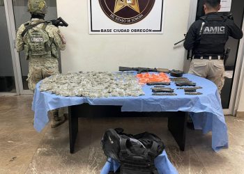 FGJES asegura fusil de asalto, equipo táctico y drogas durante operativo conjunto con DEFENSA en Cajeme.