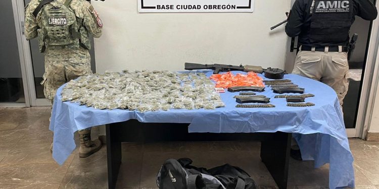FGJES asegura fusil de asalto, equipo táctico y drogas durante operativo conjunto con DEFENSA en Cajeme.