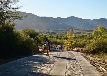 Gobernador Durazo cumple a pueblos originarios y Sierra Alta; garantiza conectividad con Caminos Artesanales