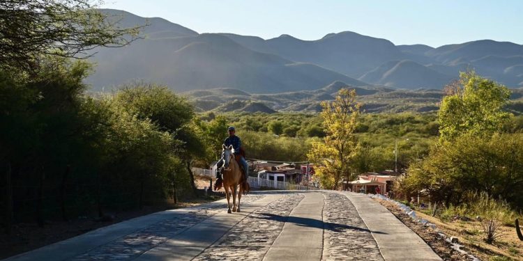 Gobernador Durazo cumple a pueblos originarios y Sierra Alta; garantiza conectividad con Caminos Artesanales