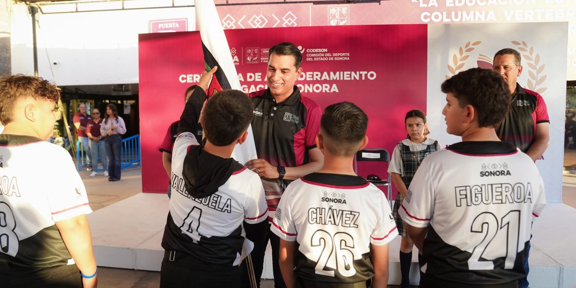 Abandera SEC a estudiantes que participarán en los Juegos Deportivos Nacionales Escolares.