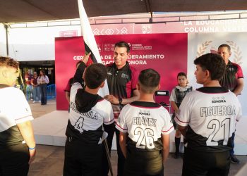Abandera SEC a estudiantes que participarán en los Juegos Deportivos Nacionales Escolares.