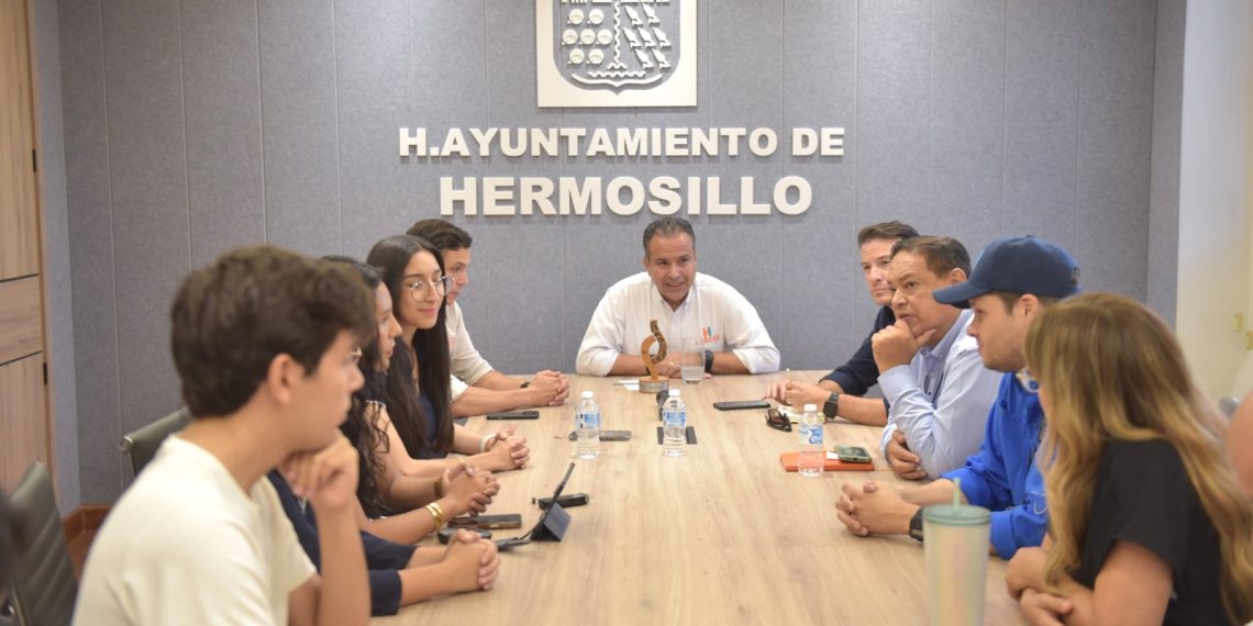 Cumple Toño Astiazarán a jóvenes ganadores de Smart City Hackathón para hacer realidad sus proyectos innovadores.