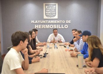 Cumple Toño Astiazarán a jóvenes ganadores de Smart City Hackathón para hacer realidad sus proyectos innovadores.