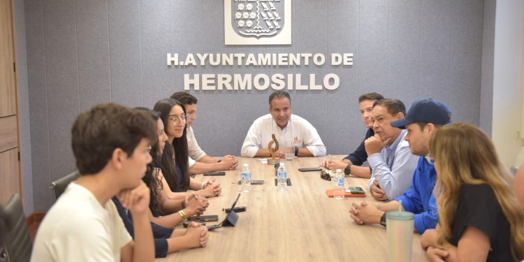 Cumple Toño Astiazarán a jóvenes ganadores de Smart City Hackathón para hacer realidad sus proyectos innovadores.