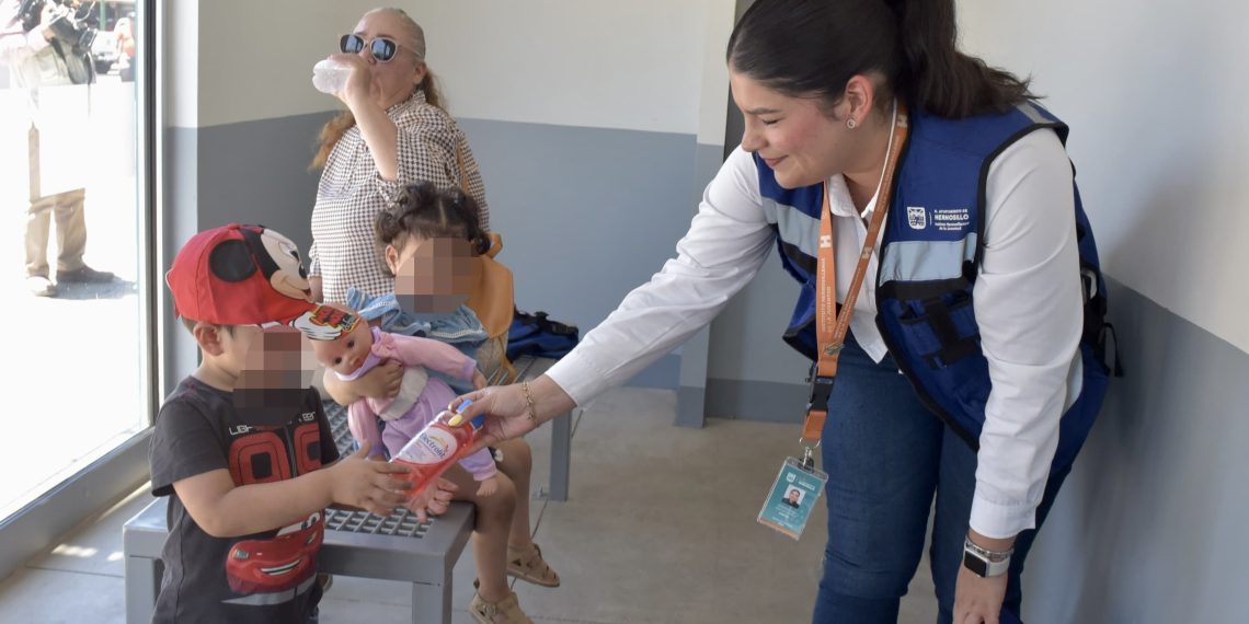 Invitan jóvenes a usar y cuidar las paradas de camión refrigeradas de Hermosillo.