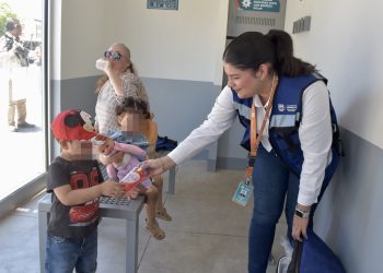 Invitan jóvenes a usar y cuidar las paradas de camión refrigeradas de Hermosillo.