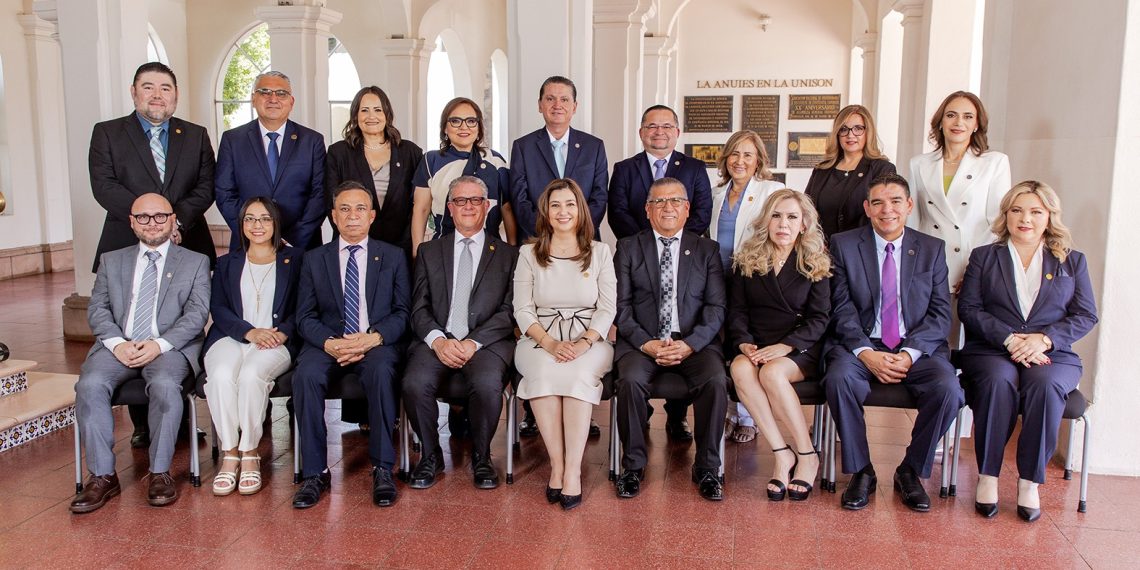 Realizan toma de protesta y entregan nombramientos a nuevos funcionarios universitarios.