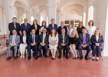 Realizan toma de protesta y entregan nombramientos a nuevos funcionarios universitarios.