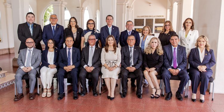 Realizan toma de protesta y entregan nombramientos a nuevos funcionarios universitarios.