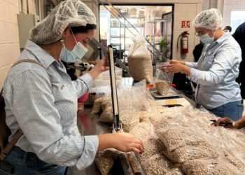 Manos a la obra en el Challenge contra el Hambre: Empresas Aliadas al Banco de Alimentos de Hermosillo ‘Kilean’ frijol y arman paquetes de esperanza.